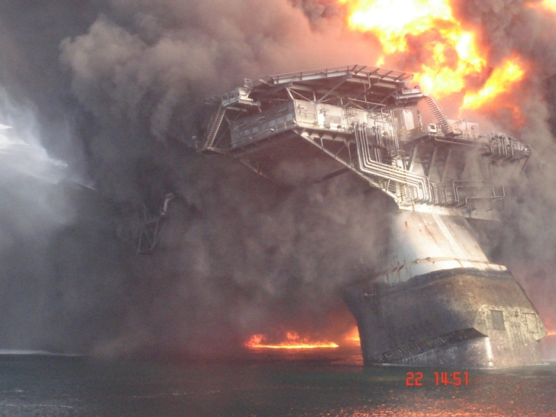 Illustration for article titled Surreal images of the Deepwater Horizon disaster, taken minutes after the first explosion